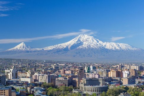 Mount_Ararat_and_the_Yerevan_skyline_in_spring_(50mm).jpg